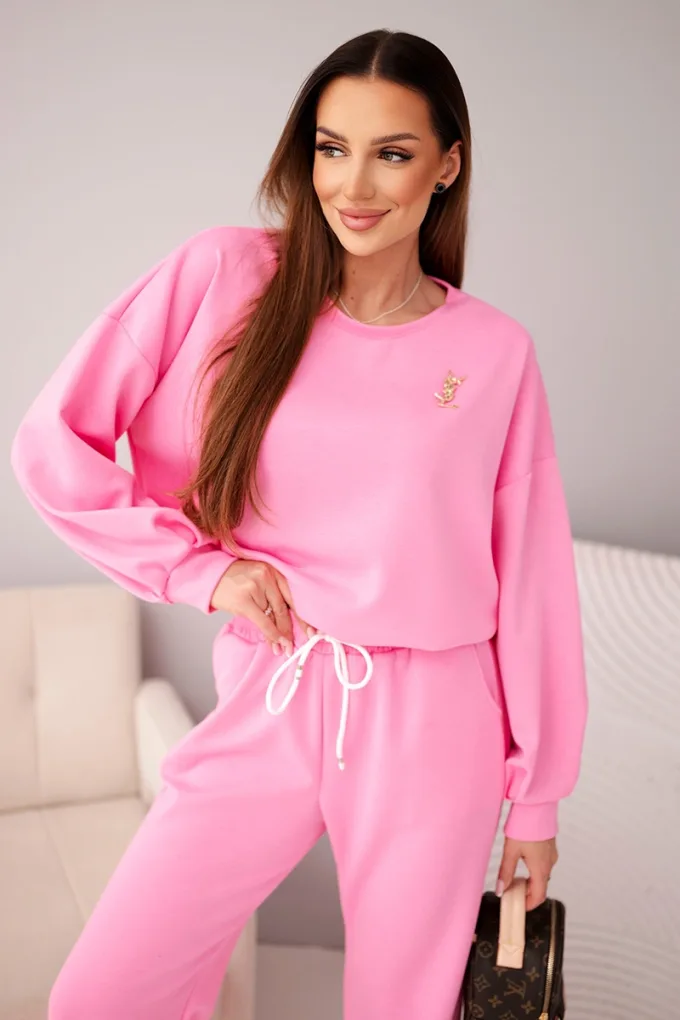 Komplet damski masełko bluza z broszką i spodnie z prostą nogawką jasno różowy