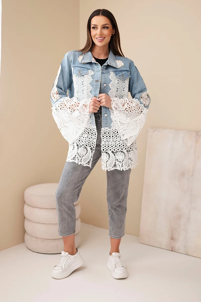 Kurtka jeansowa damska z bawełny i kwiatową koronką jasno jeansowa - obrazek 2