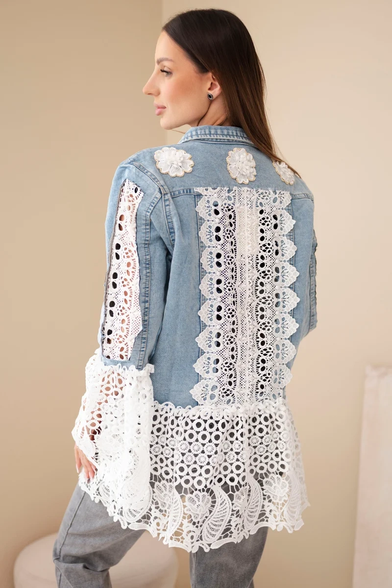 Kurtka jeansowa damska z bawełny i kwiatową koronką jasno jeansowa - obrazek 3