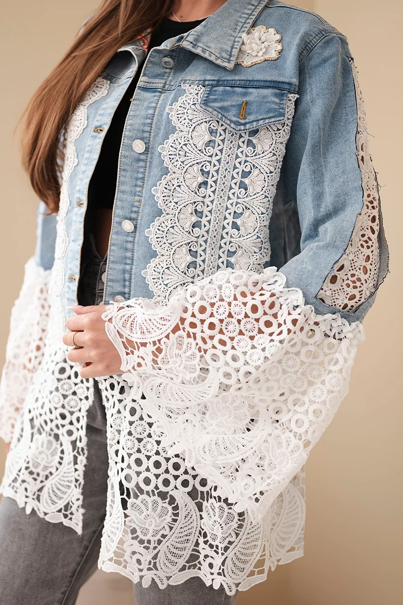 Kurtka jeansowa damska z bawełny i kwiatową koronką jasno jeansowa - obrazek 5