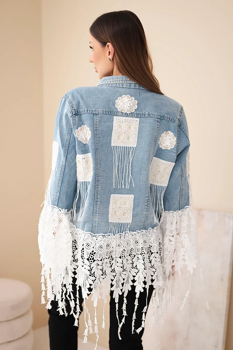 Kurtka jeansowa damska bawełniana z frędzlami i koronką w stylu boho jasno jeansowa - obrazek 4