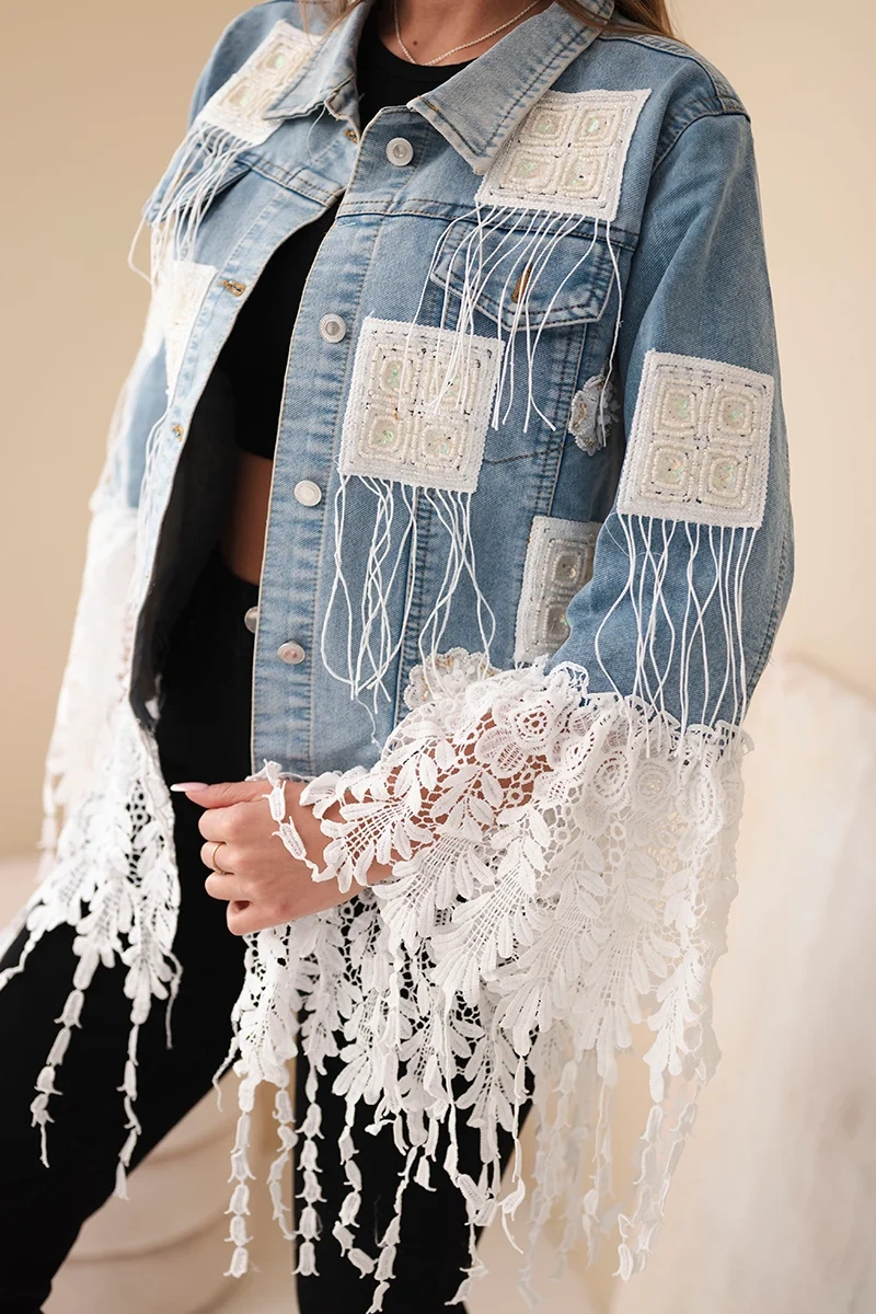 Kurtka jeansowa damska bawełniana z frędzlami i koronką w stylu boho jasno jeansowa - obrazek 3