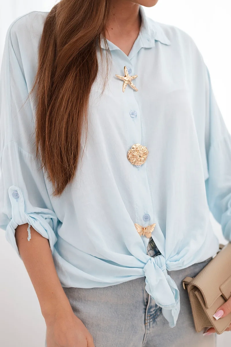 Koszula damska z wiskozą z ozdobnymi guzikami i kołnierzem niebieska - obrazek 4