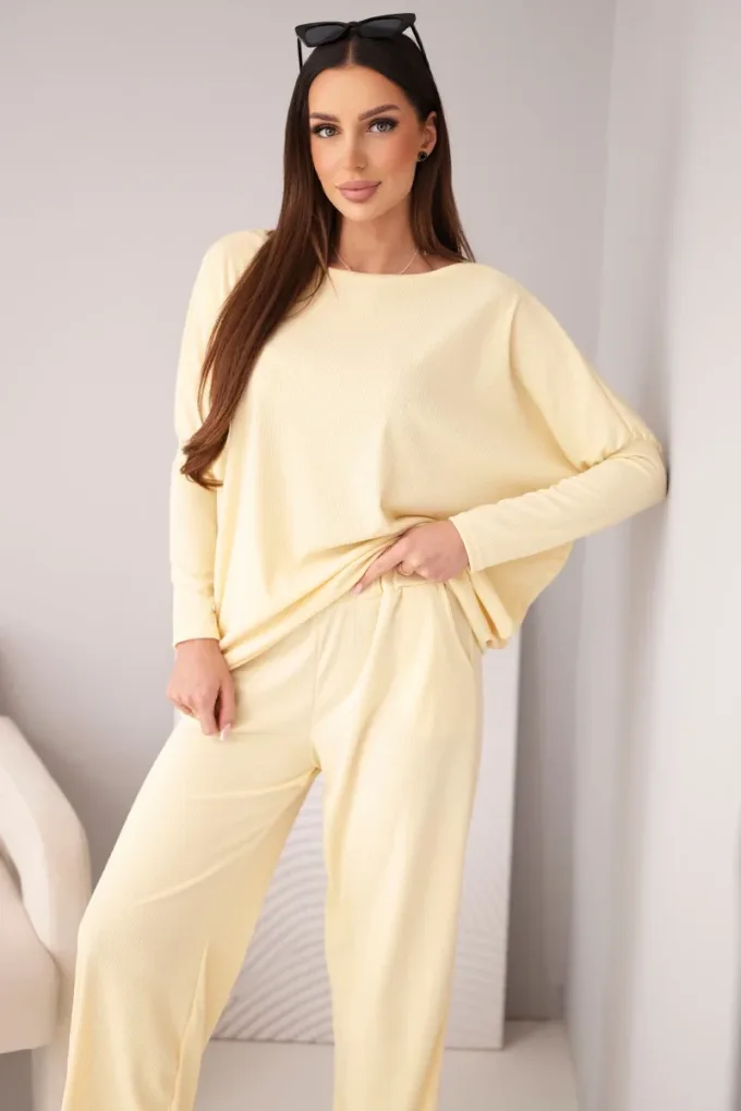 Komplet damski wiskozowy z luźną bluzką i spodniami żółty