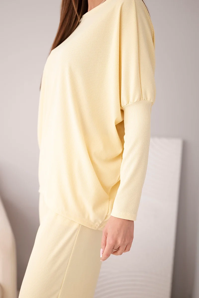 Komplet damski wiskozowy z luźną bluzką i spodniami żółty - obrazek 4