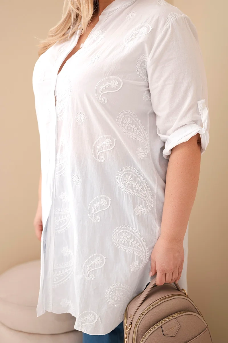 Sukienka damska Plus Size z haftem i podwijanym rękawem biała - obrazek 3