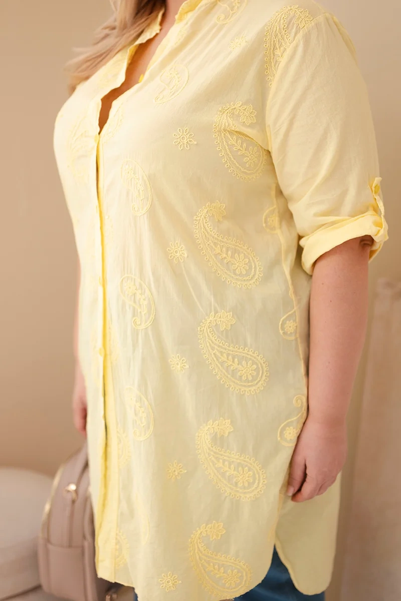 Sukienka damska Plus Size z haftem i podwijanym rękawem żółta - obrazek 3