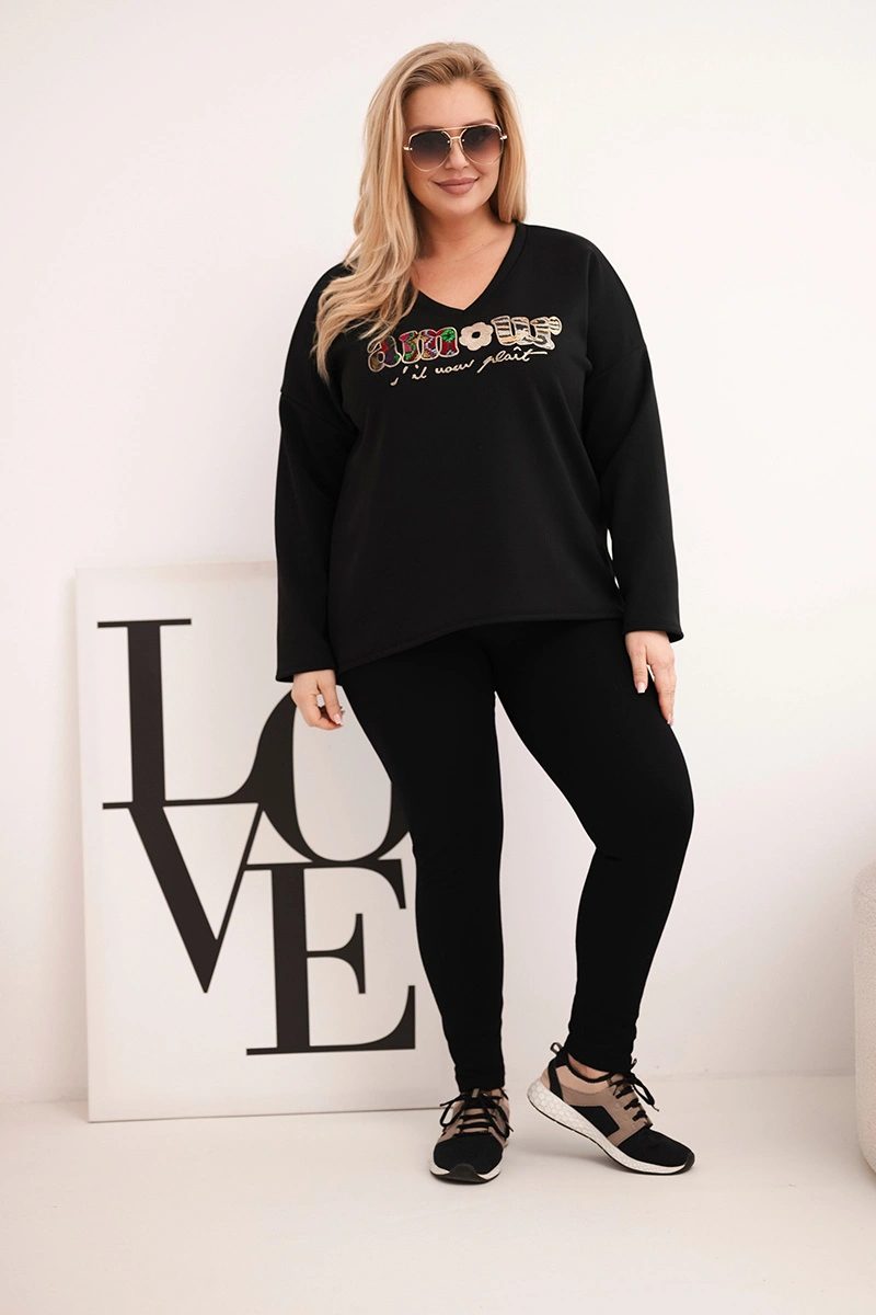 Bluza damska Plus Size z napisem i dekoltem V czarna - obrazek 3