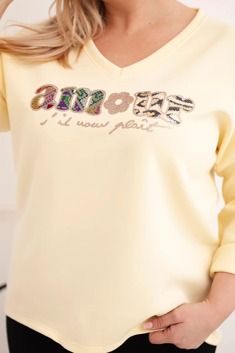 Bluza damska Plus Size z napisem i dekoltem V żółta - obrazek 2
