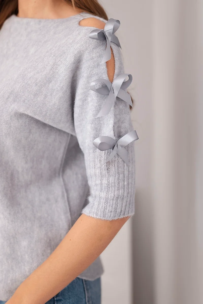 Sweter damski z krótkim rękawem i ozdobnymi kokardkami szary - obrazek 3