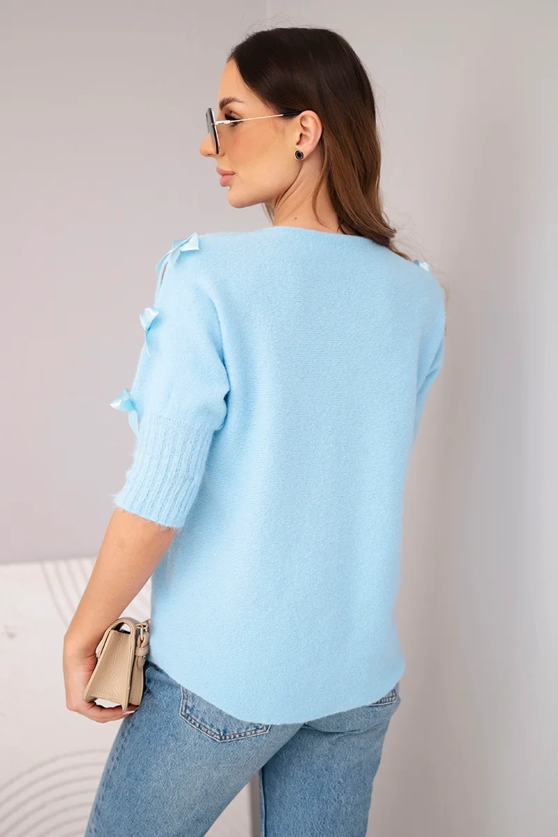 Sweter damski z krótkim rękawem i ozdobnymi kokardkami niebieski - obrazek 3