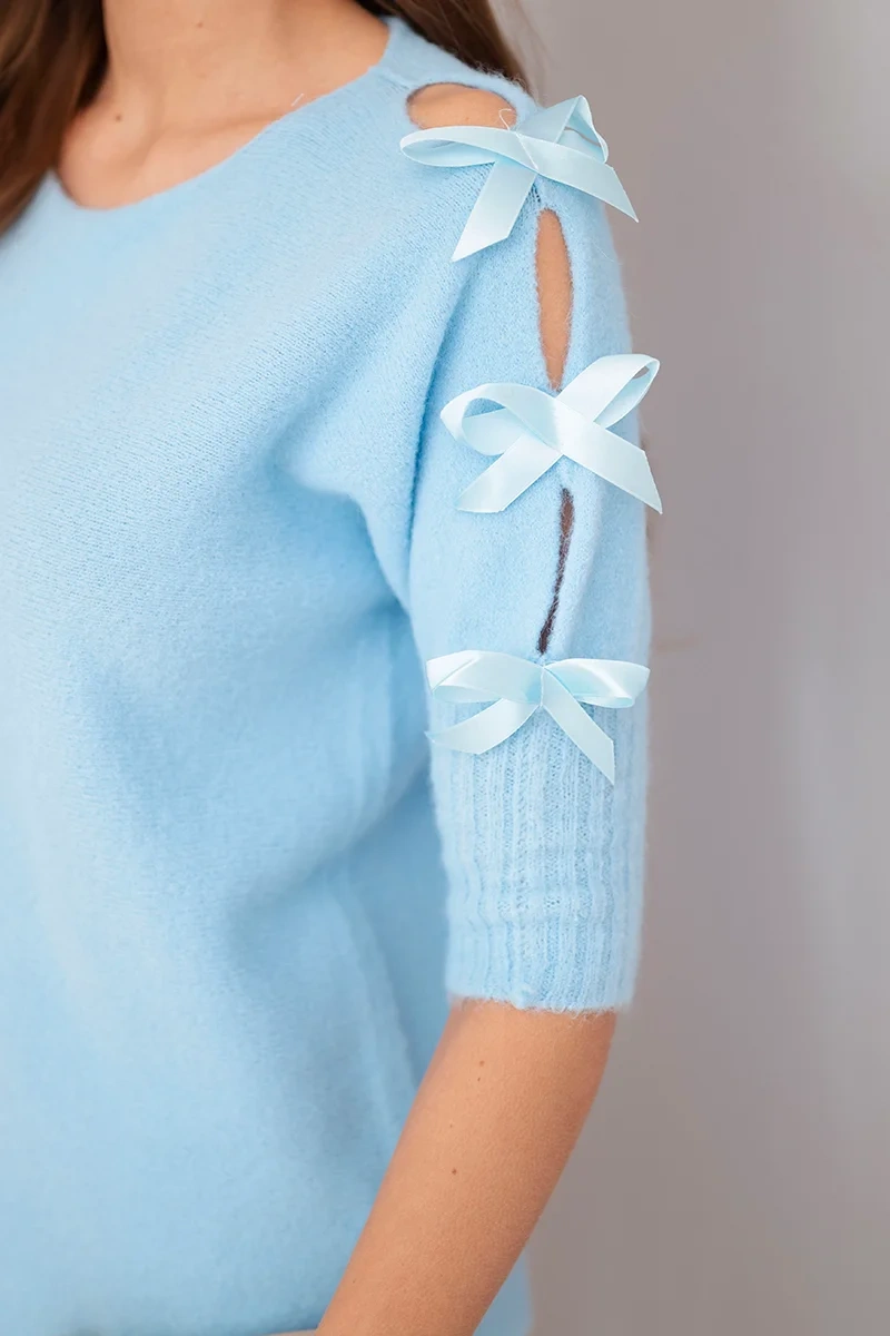 Sweter damski z krótkim rękawem i ozdobnymi kokardkami niebieski - obrazek 4