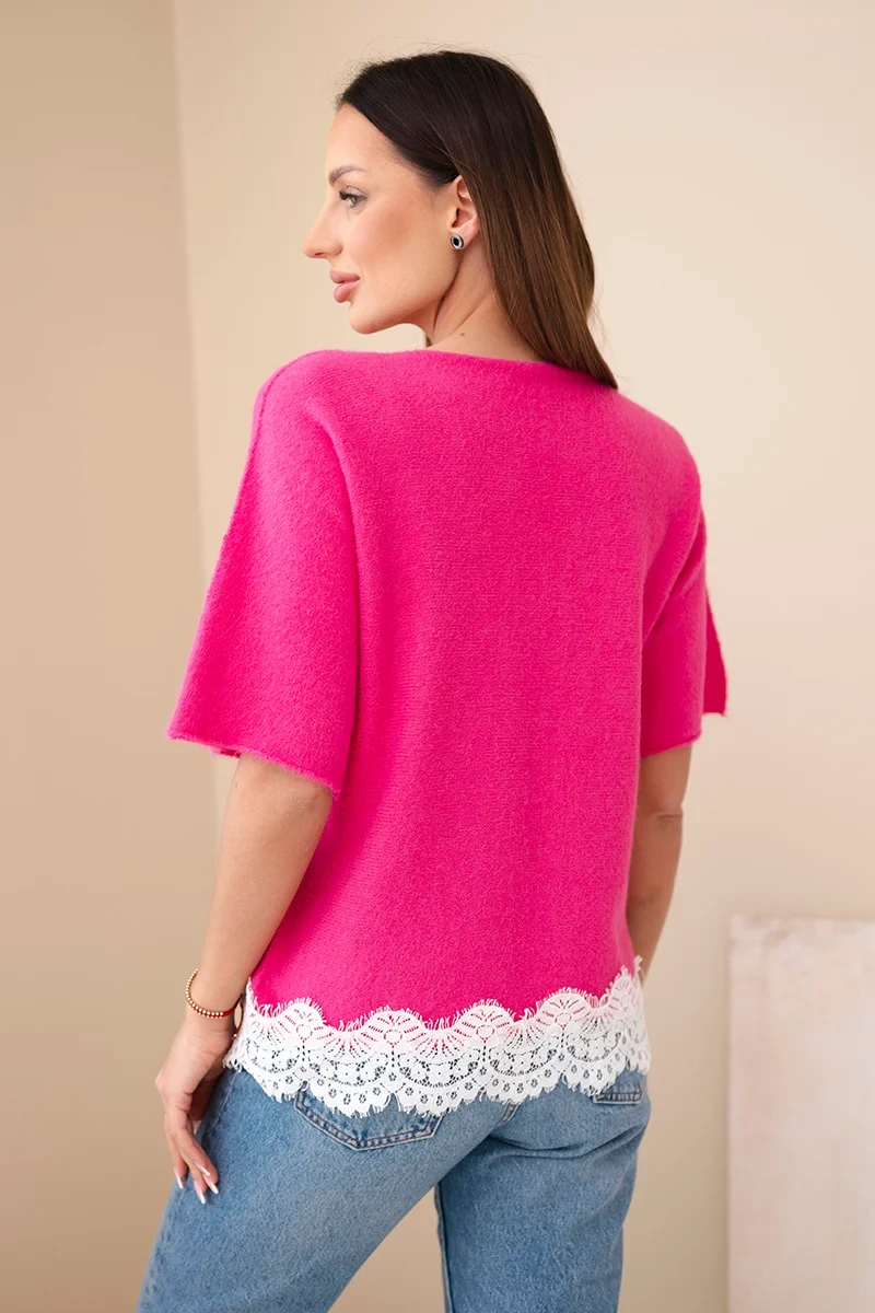 Sweter damski z krótkim rękawem i koronką fuksja - obrazek 3