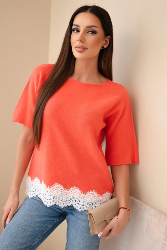 Sweter damski z krótkim rękawem i koronką malinowy