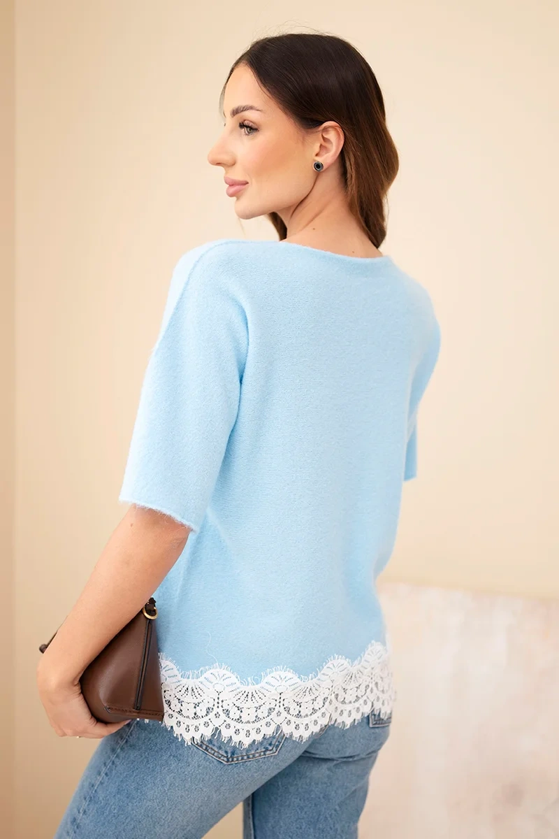 Sweter damski z krótkim rękawem i koronką niebieski - obrazek 3