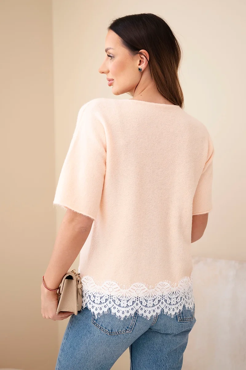 Sweter damski z krótkim rękawem i koronką łososiowy - obrazek 3