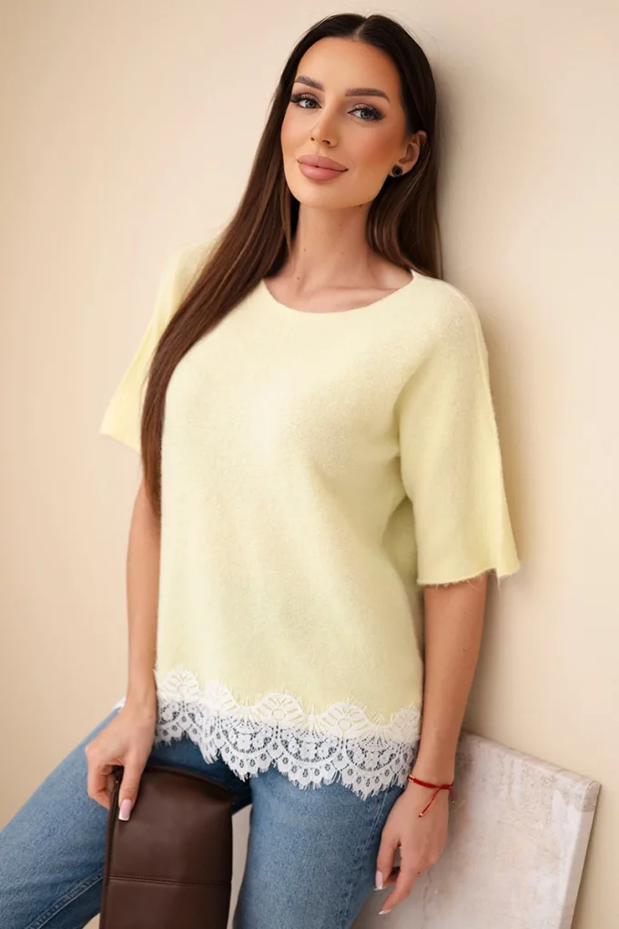 Sweter damski z krótkim rękawem i koronką żółty