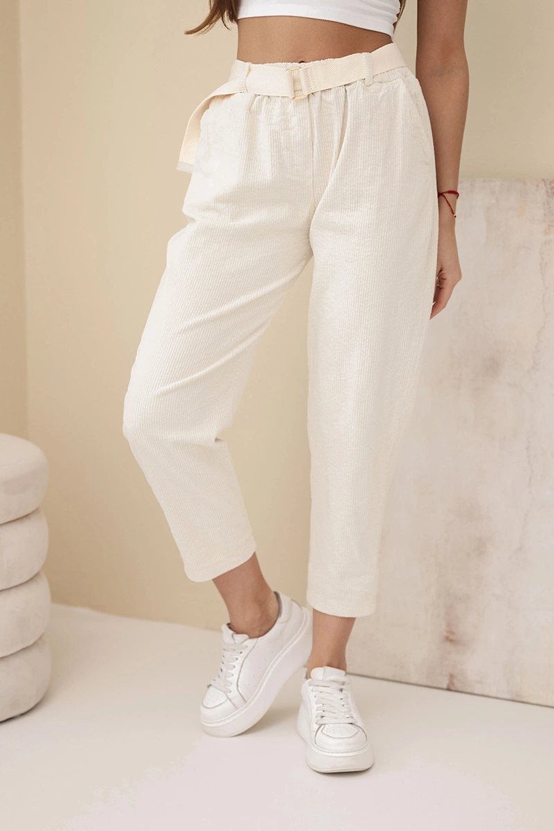 Spodnie damskie sztruksowe z paskiem jasno beżowe