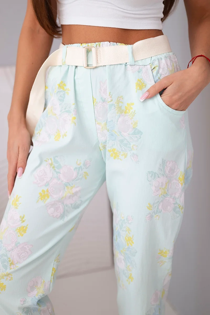 Spodnie damskie wiskozowe w kwiaty z paskiem miętowe - obrazek 3