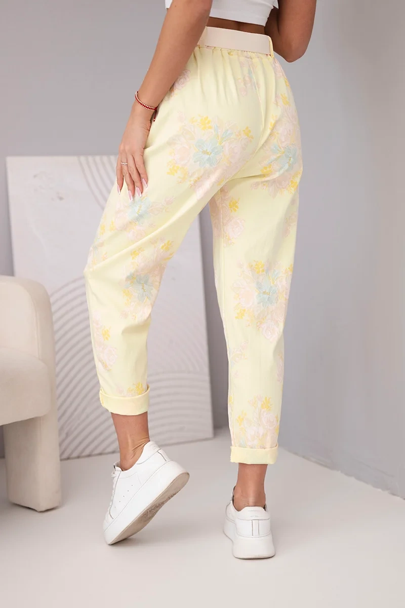 Spodnie damskie wiskozowe w kwiaty z paskiem żółte - obrazek 4