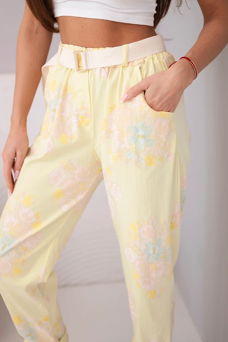 Spodnie damskie wiskozowe w kwiaty z paskiem żółte - obrazek 3
