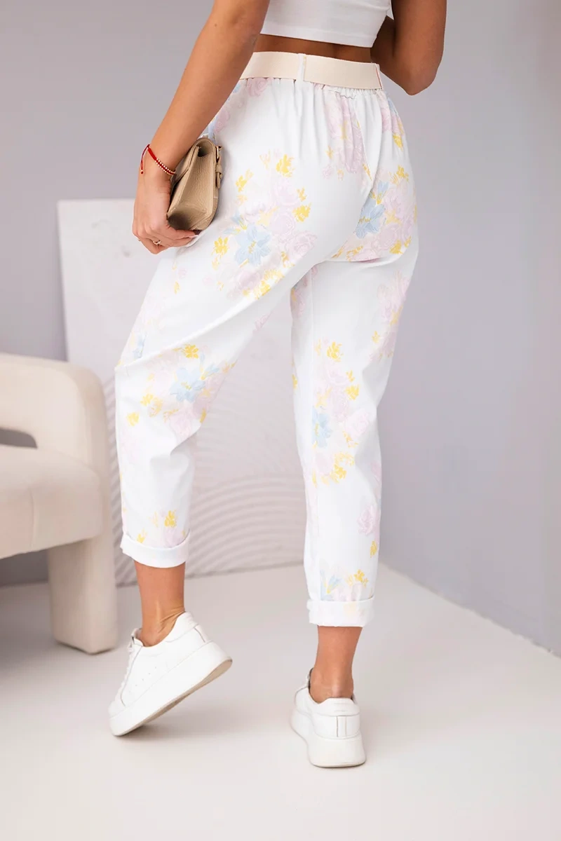 Spodnie damskie wiskozowe w kwiaty z paskiem białe - obrazek 4
