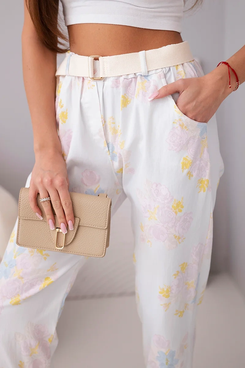 Spodnie damskie wiskozowe w kwiaty z paskiem białe - obrazek 3