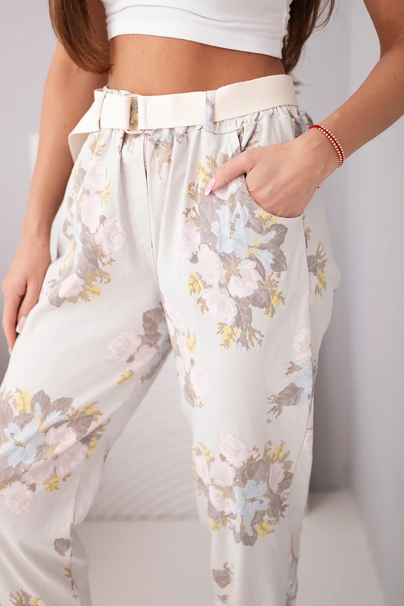 Spodnie damskie wiskozowe w kwiaty z paskiem beżowe - obrazek 3