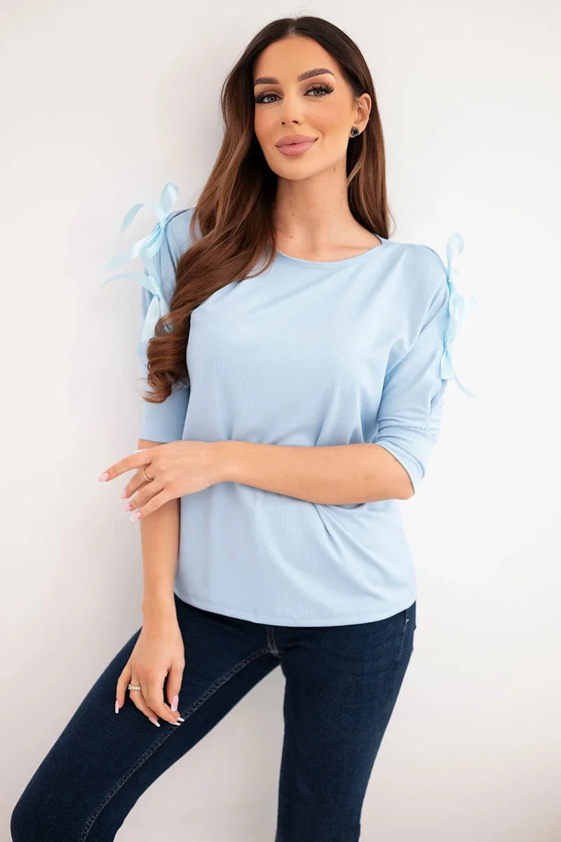 Bluzka damska wiskozowa z ozdobnymi wstążkami niebieska - obrazek 3