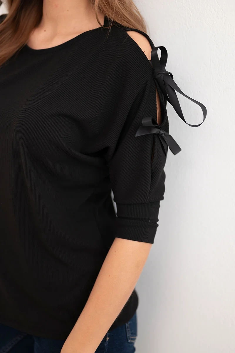 Bluzka damska wiskozowa z ozdobnymi wstążkami czarna - obrazek 4