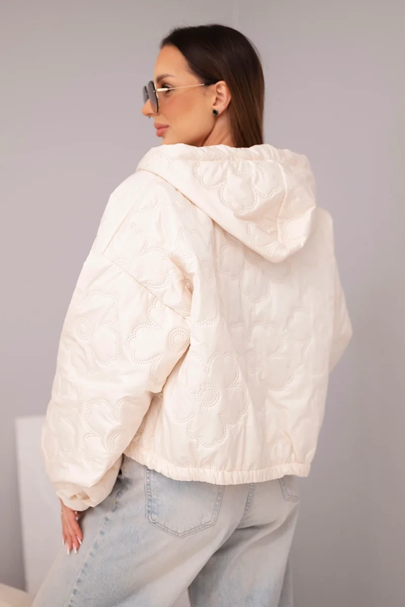 Kurtka damska pikowana z kapturem i ozdobnym tłoczeniem kwiatowym beżowa - obrazek 4