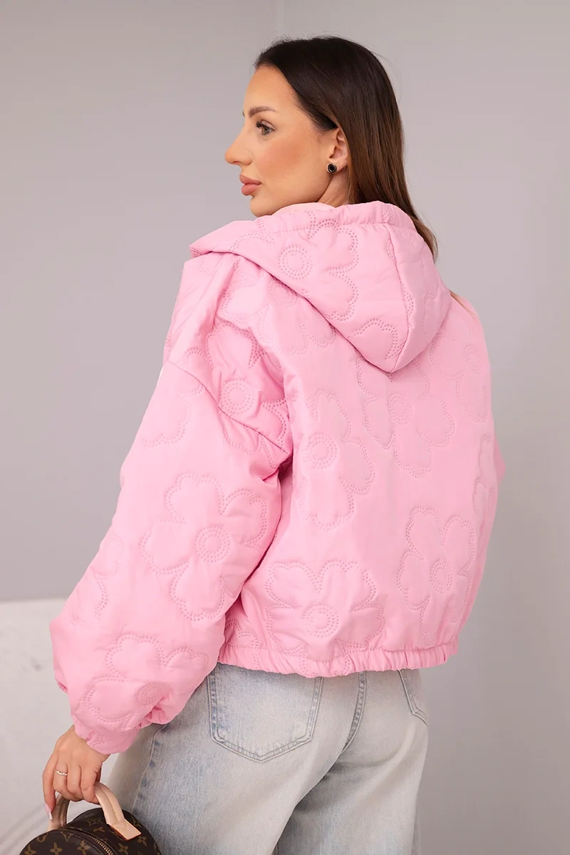 Kurtka damska pikowana z kapturem i ozdobnym tłoczeniem kwiatowym jasno różowa - obrazek 3