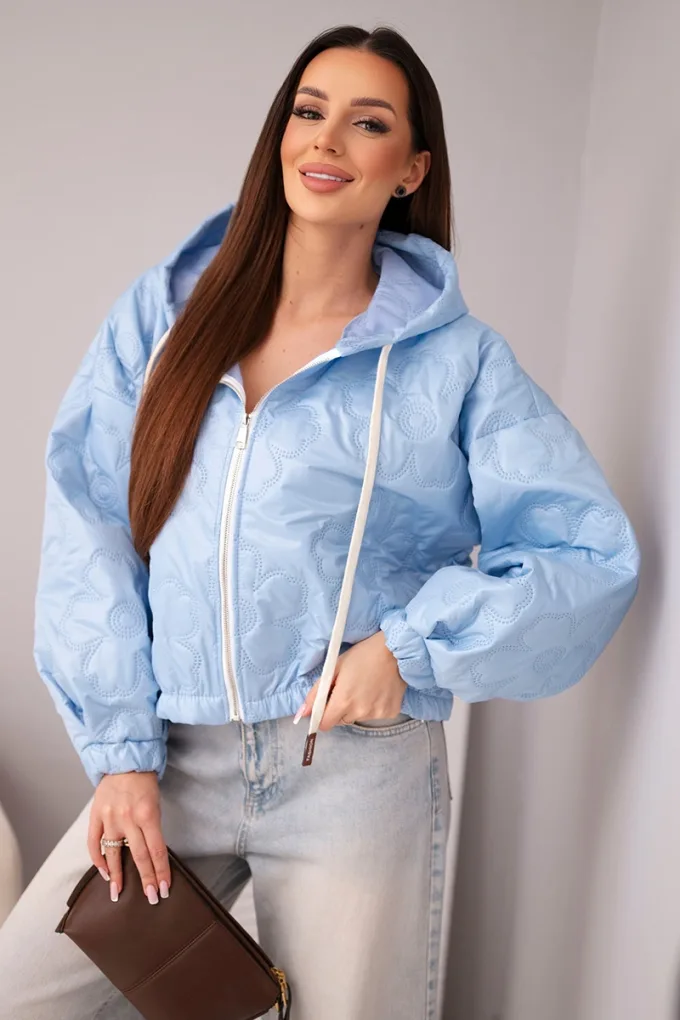 Kurtka damska pikowana z kapturem i ozdobnym tłoczeniem kwiatowym niebieska