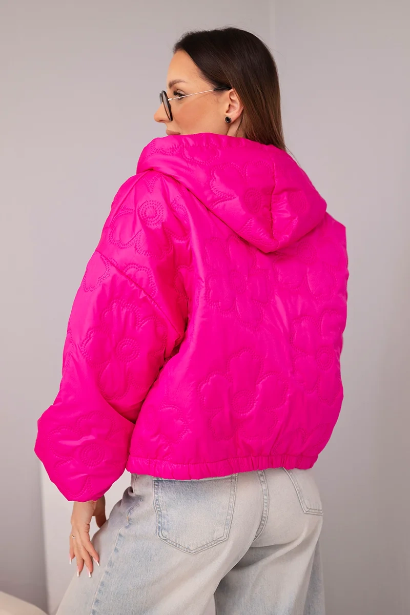 Kurtka damska pikowana z kapturem i ozdobnym tłoczeniem kwiatowym fuksja - obrazek 3
