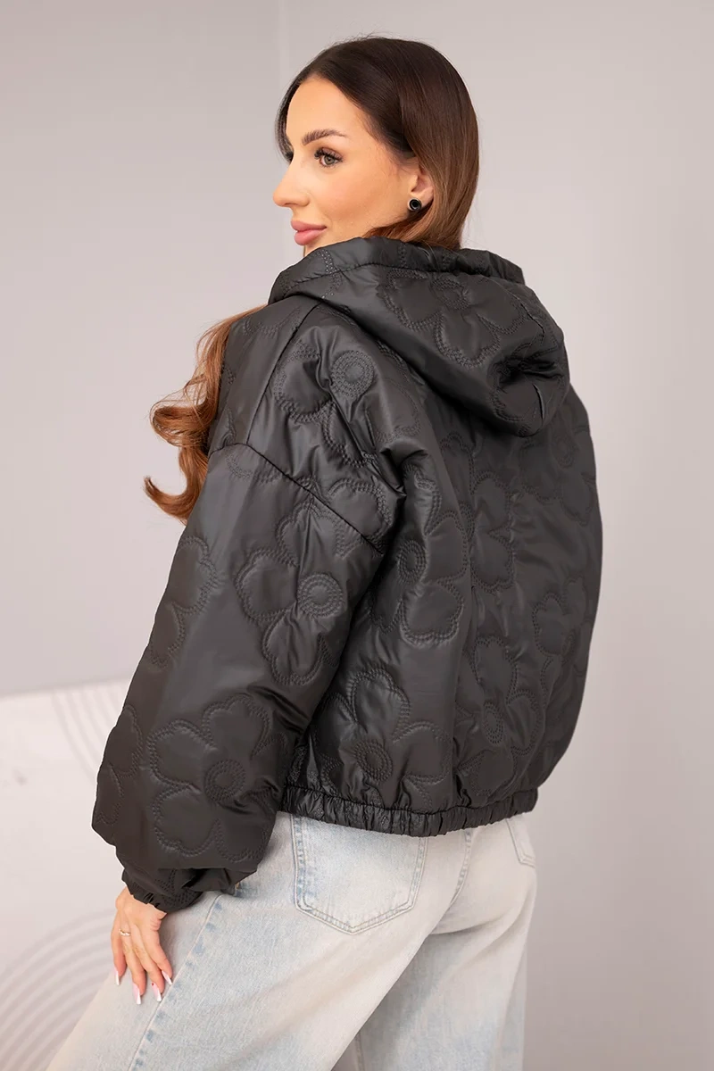 Kurtka damska pikowana z kapturem i ozdobnym tłoczeniem kwiatowym czarna - obrazek 3