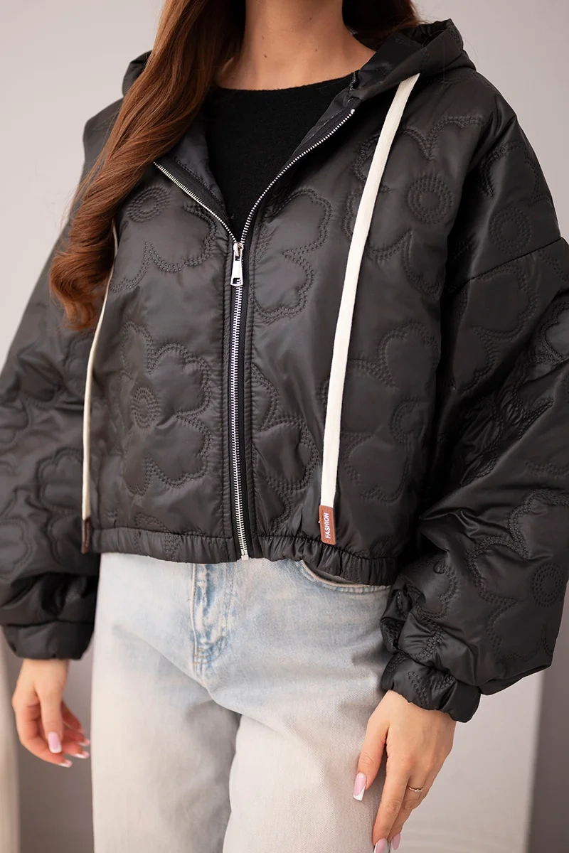 Kurtka damska pikowana z kapturem i ozdobnym tłoczeniem kwiatowym czarna - obrazek 4