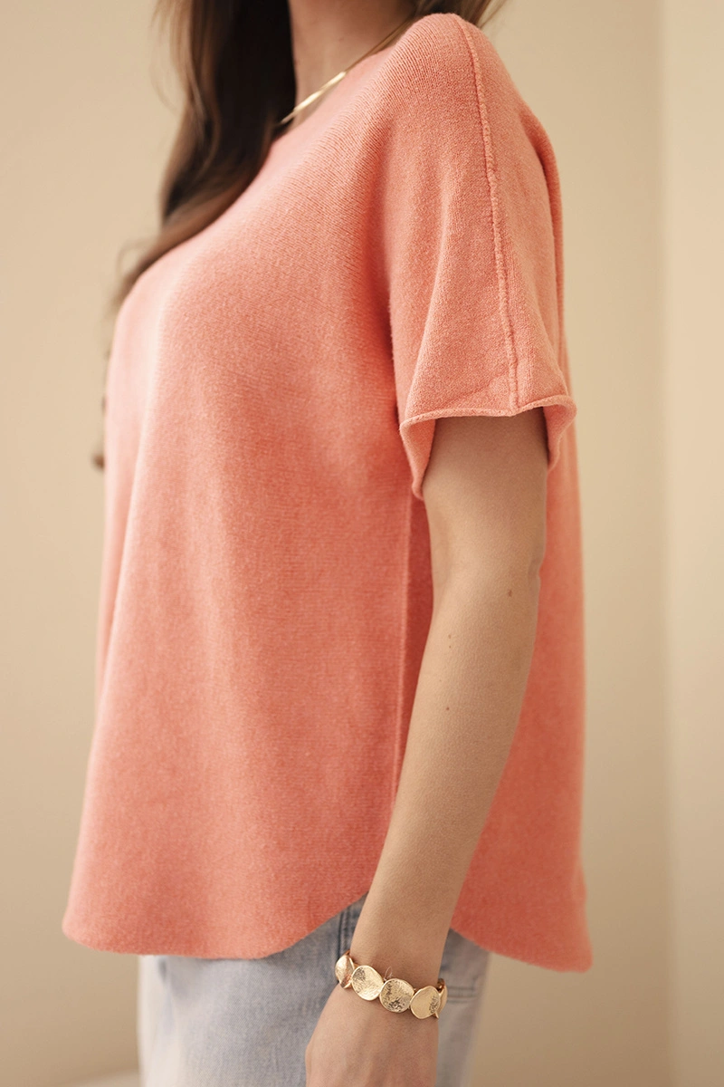 Sweter damski z krótkim rękawem o luźnym kroju morelowy - obrazek 3