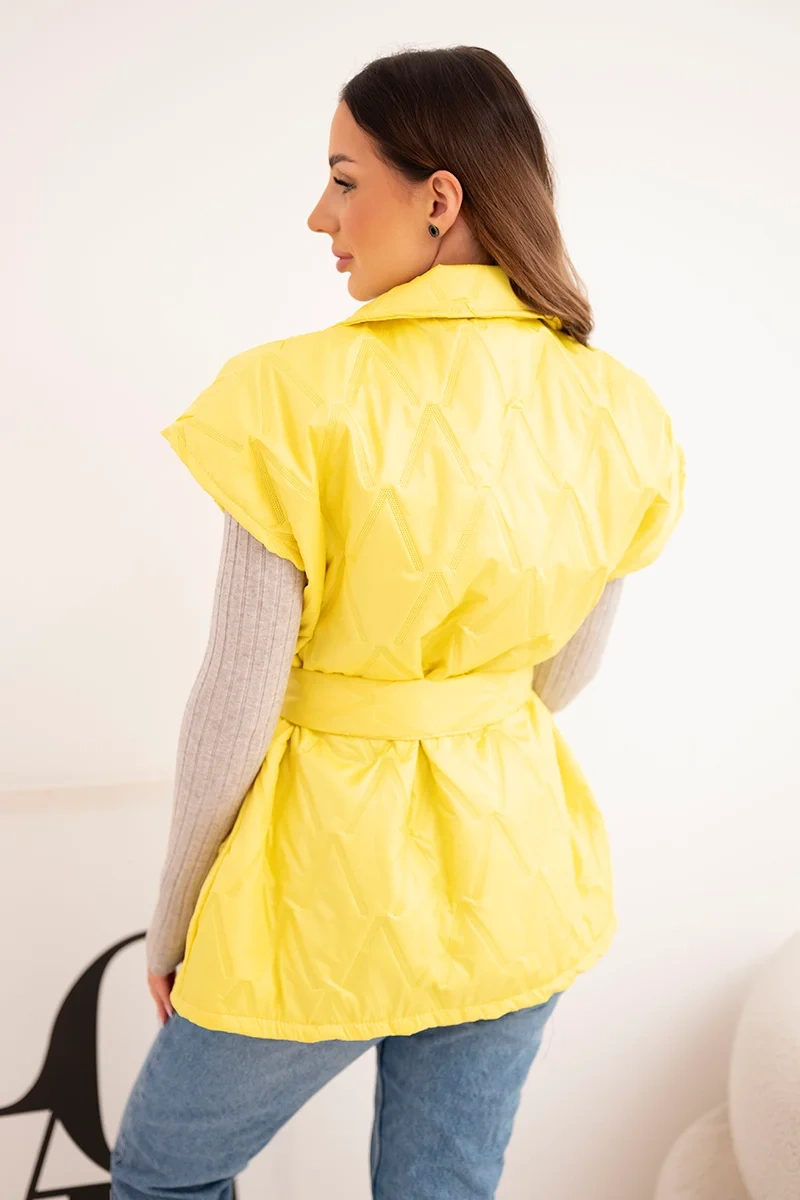 Kamizelka damska pikowana z paskiem i szerokim kołnierzem żółta - obrazek 3