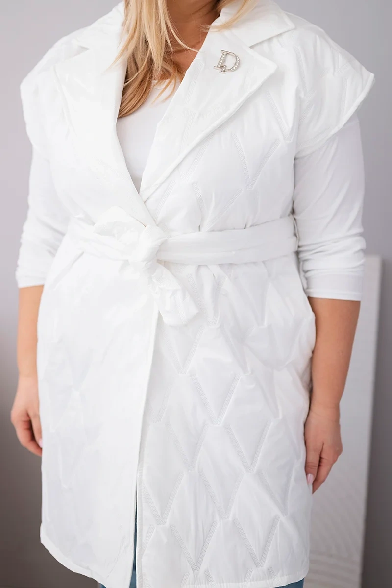Kamizelka damska Plus Size pikowana z paskiem i kołnierzem biała - obrazek 4