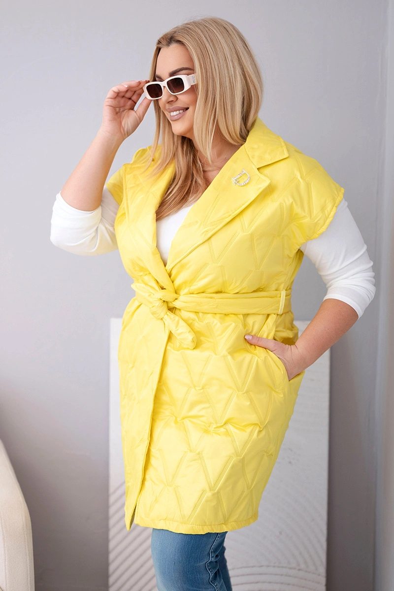 Kamizelka damska Plus Size pikowana z paskiem i kołnierzem żółta