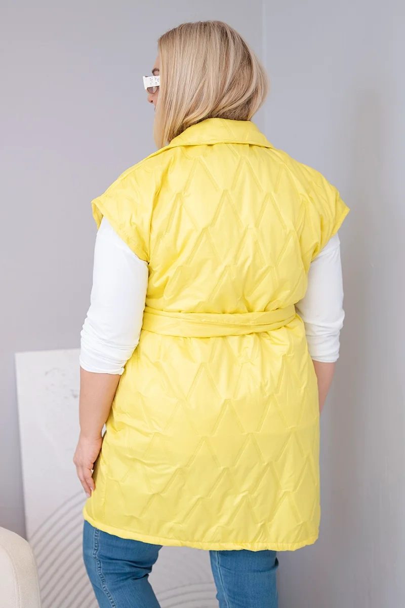 Kamizelka damska Plus Size pikowana z paskiem i kołnierzem żółta - obrazek 3