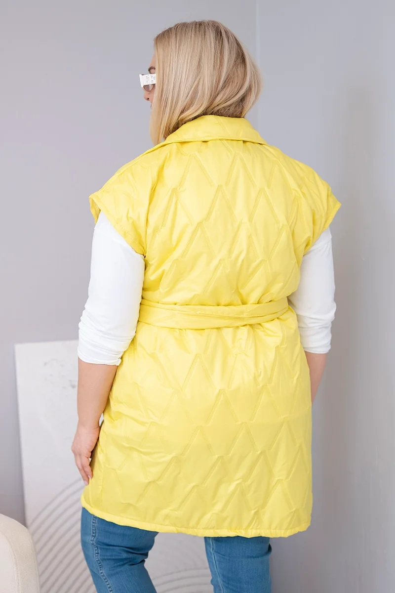 Kamizelka damska Plus Size pikowana z paskiem i kołnierzem żółta - obrazek 3