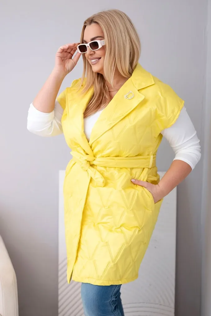 Kamizelka damska Plus Size pikowana z paskiem i kołnierzem żółta