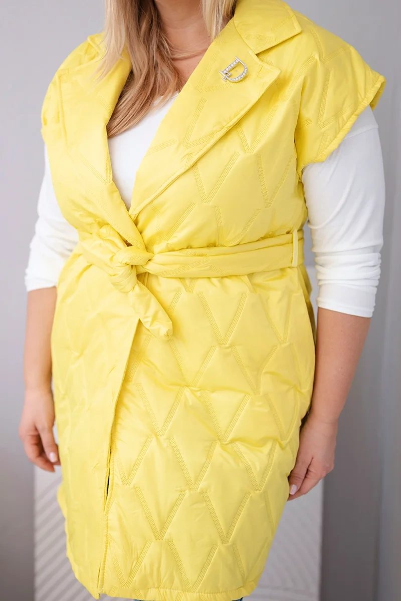 Kamizelka damska Plus Size pikowana z paskiem i kołnierzem żółta - obrazek 4