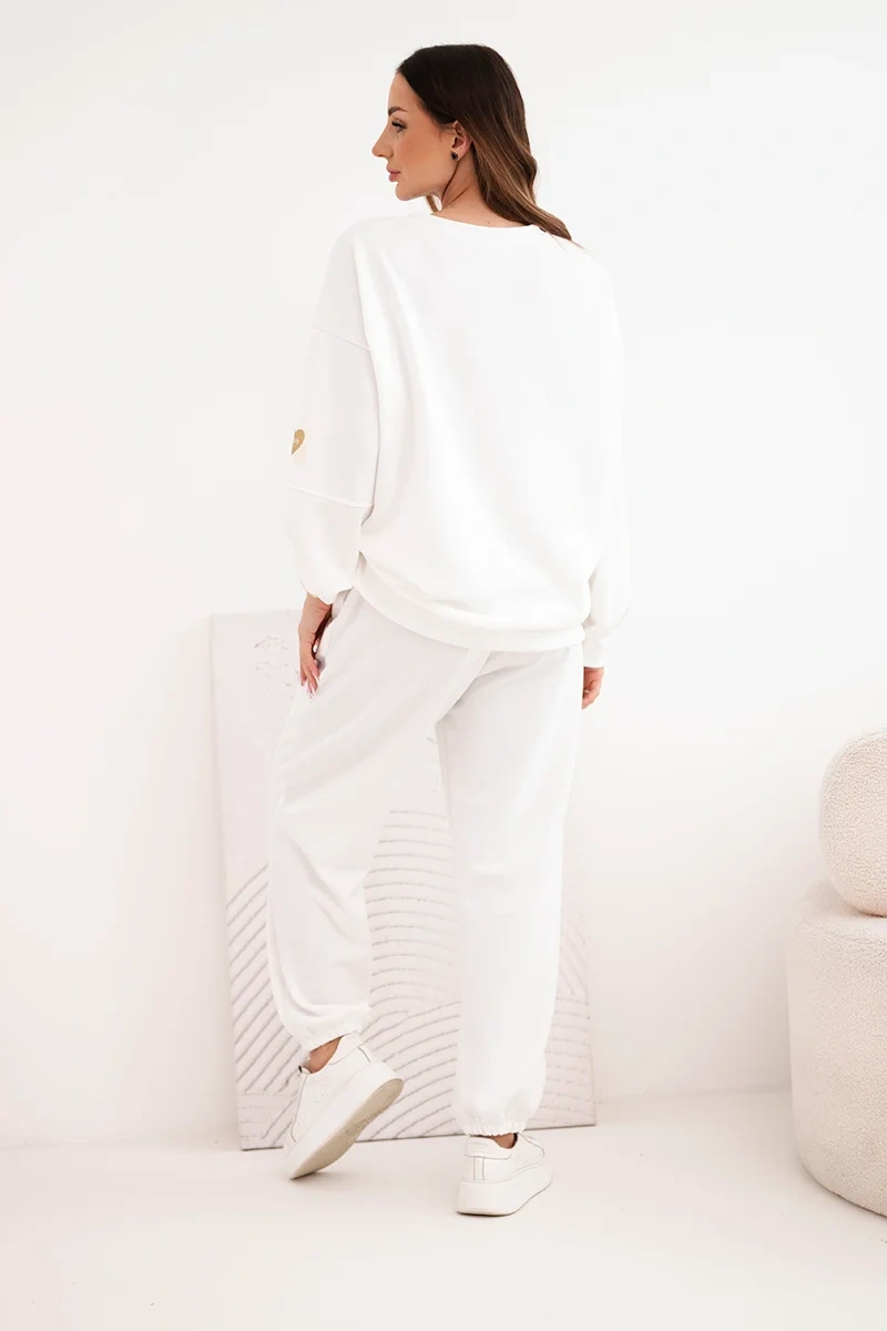 Komplet damski masełkowy z luźną bluzą i spodniami z napisem LOVE biały - obrazek 3
