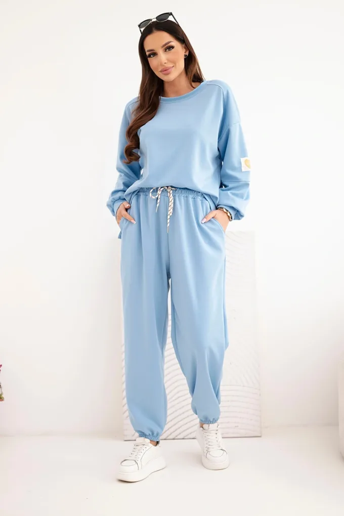 Komplet damski masełkowy z luźną bluzą i spodniami z napisem LOVE niebieski