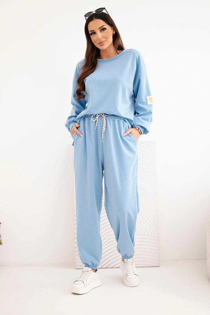 Komplet damski masełkowy z luźną bluzą i spodniami z napisem LOVE niebieski