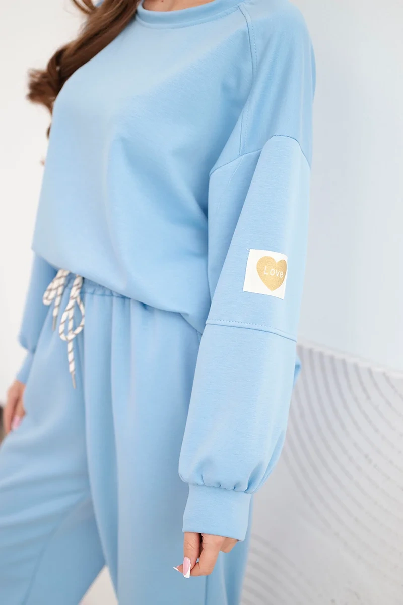 Komplet damski masełkowy z luźną bluzą i spodniami z napisem LOVE niebieski - obrazek 4
