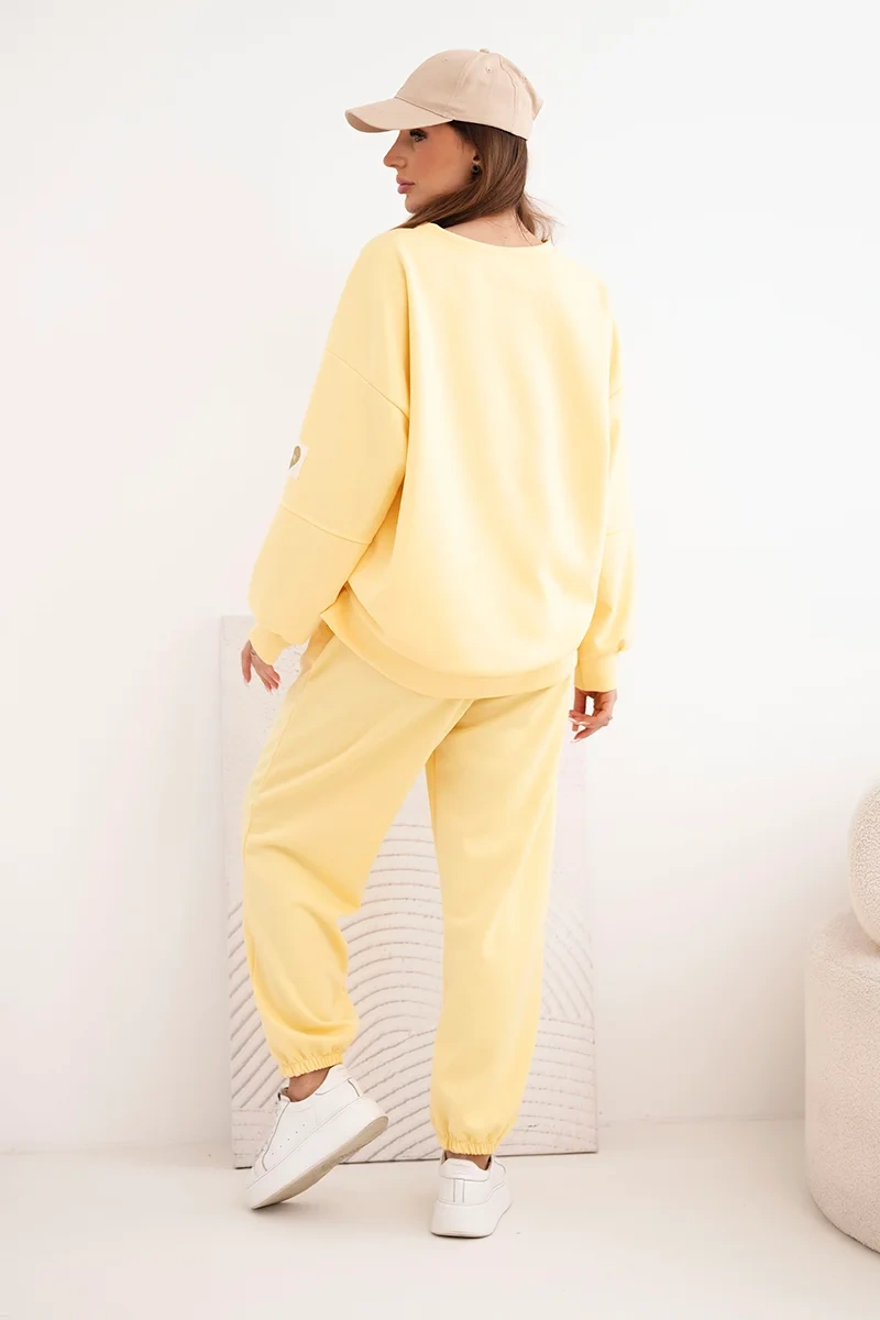 Komplet damski masełkowy z luźną bluzą i spodniami z napisem LOVE żółty - obrazek 3