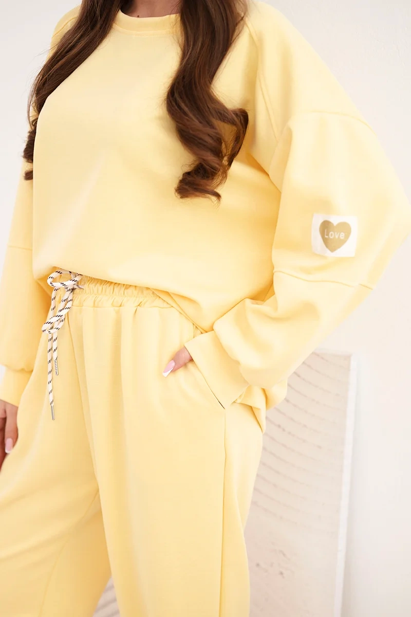 Komplet damski masełkowy z luźną bluzą i spodniami z napisem LOVE żółty - obrazek 4